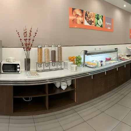 维多利亚快捷假日酒店 3* 维多利亚-加斯特伊兹